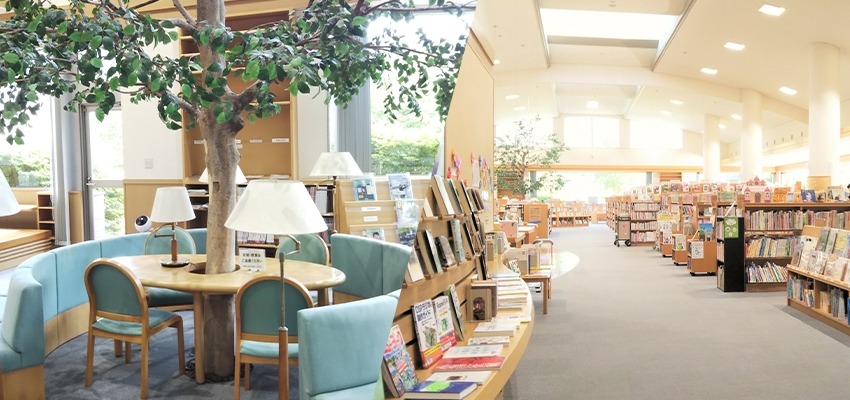 近江図書館　座席コーナーと内観全景
